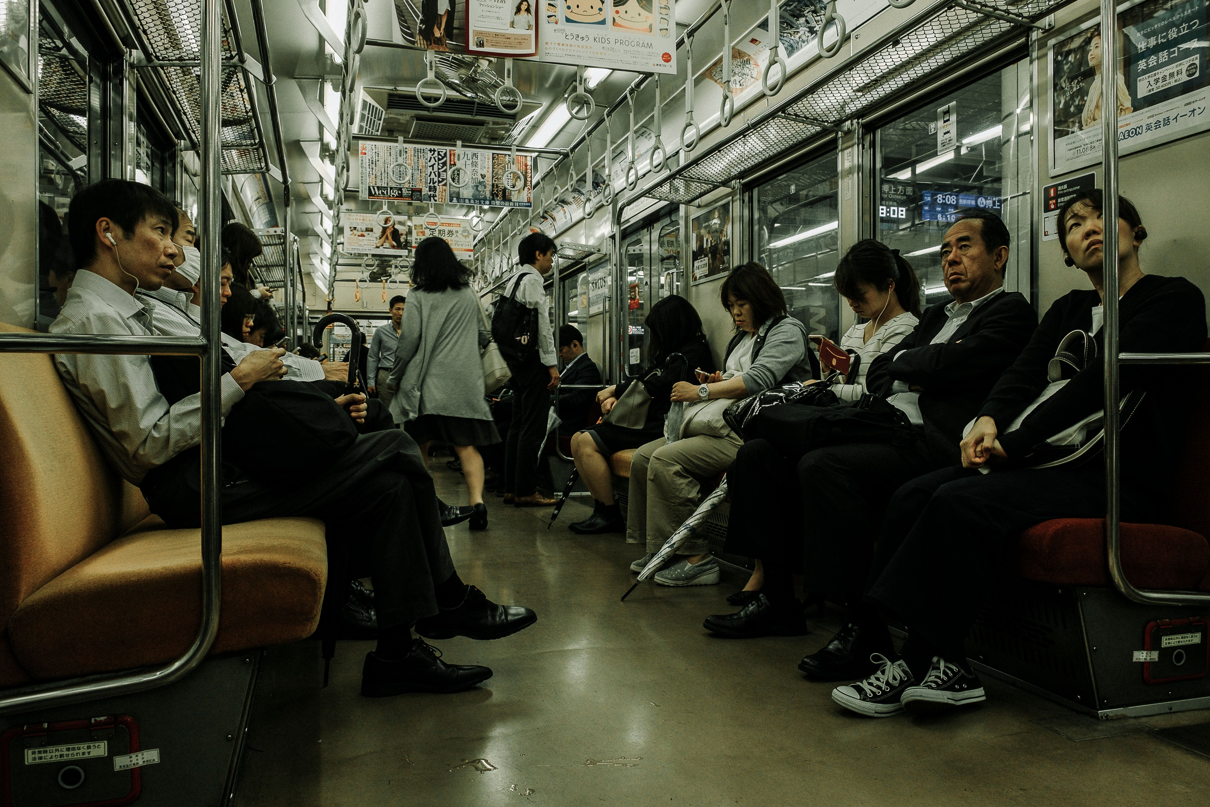 通勤ラッシュ時に混雑する電車内
