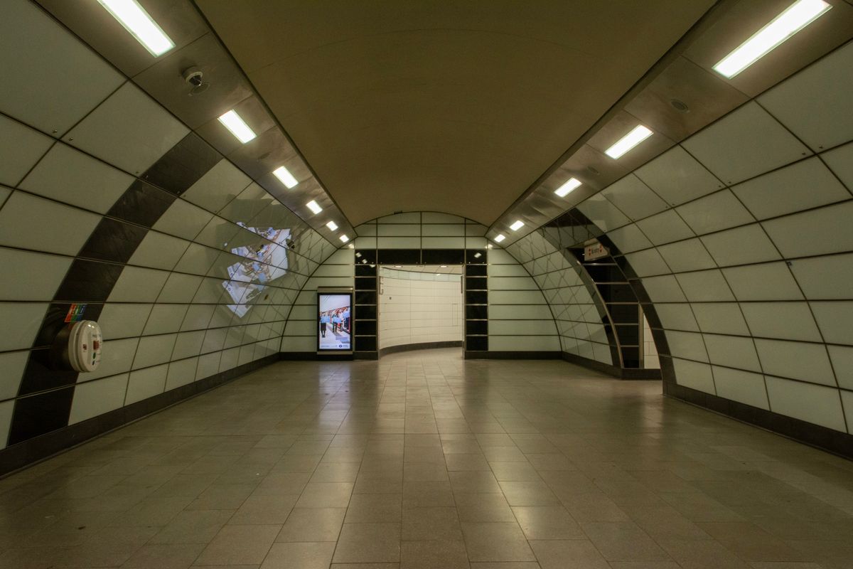駅構内の通路のイメージ