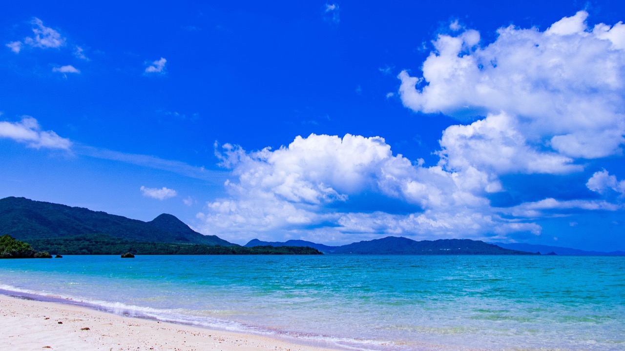 沖縄の海と空のイメージ写真