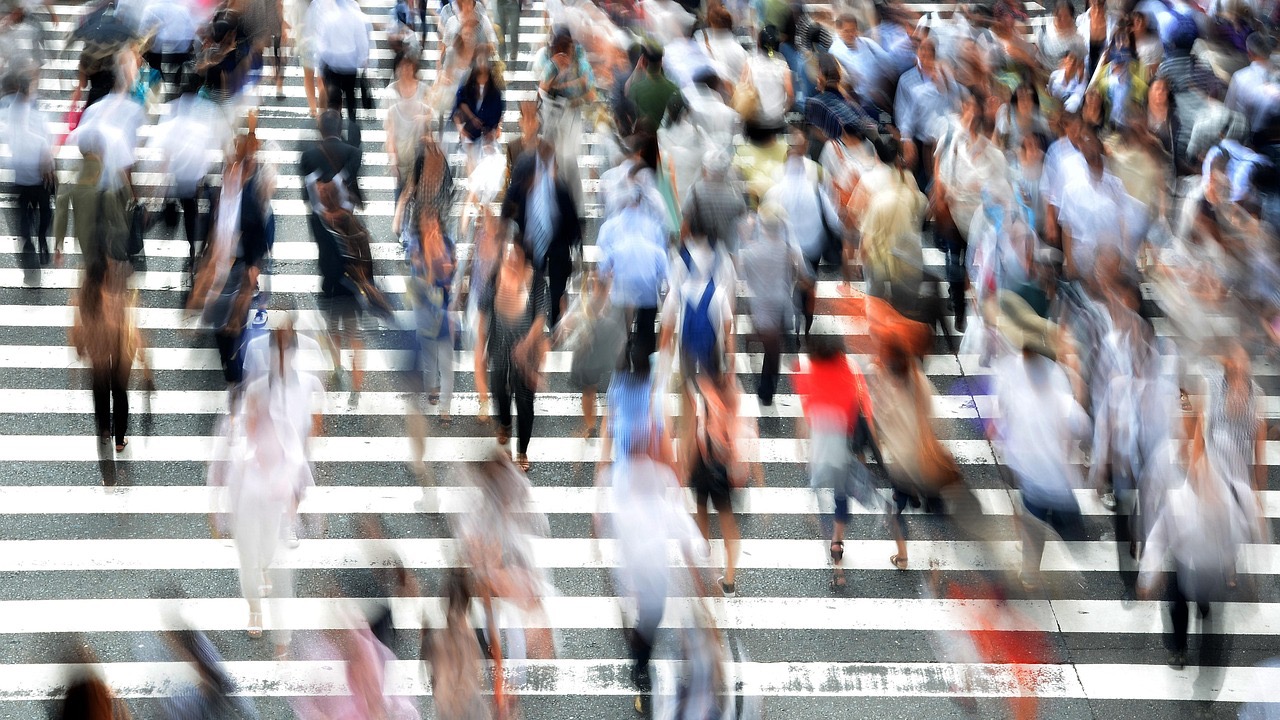 横断歩道を歩く人々のイメージ